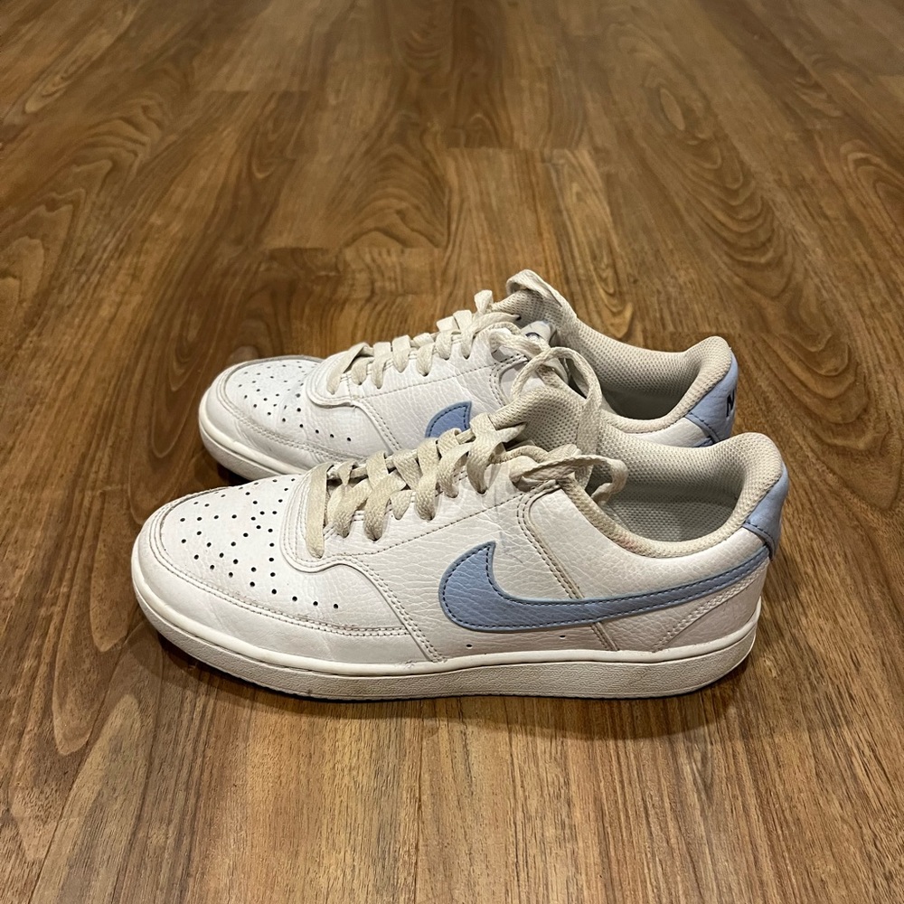 Girls/women’s Nike size 7 with blue swoosh